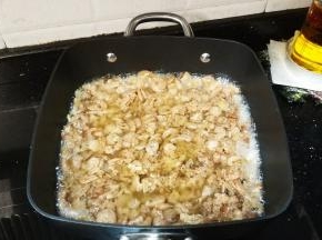 倒入虾干、瑶柱再倒入没过食材的油量