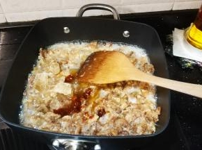 加了冰糖、剁椒酱一直搅拌翻炒