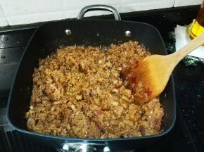 水分快干时，放入鱼露、蚝油、料酒、黑椒盐、生抽继续翻炒均匀