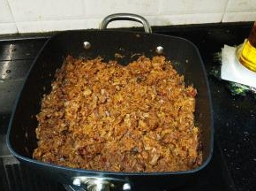 水分蒸发干只口溢出油就可以关火