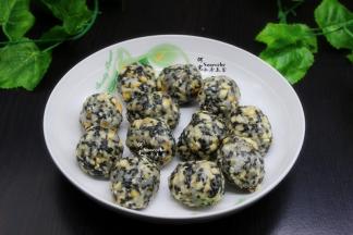 柠檬五仁馅的所以食材混合拌均，糯米粉和水根据搅拌情况慢慢加加入，能揉搓成团即可。所以馅料分成12等份，揉搓小团。柠檬五仁馅就做好了。