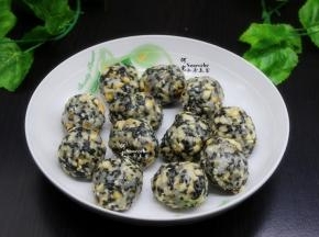 柠檬五仁馅的所以食材混合拌均，糯米粉和水根据搅拌情况慢慢加加入，能揉搓成团即可。所以馅料分成12等份，揉搓小团。柠檬五仁馅就做好了。