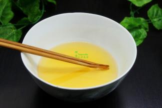 月饼皮的制作：转化糖浆加入枧水搅拌均匀、接着加调和油拌均；