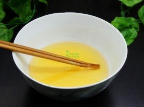 月饼皮的制作：转化糖浆加入枧水搅拌均匀、接着加调和油拌均；