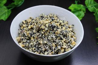 柠檬五仁馅料的制作：花生仁炒熟去皮斩碎、葵花籽仁、南瓜籽仁、白芝麻、黑芝麻、糯米粉、分别炒熟，糖冬瓜切碎，腊肉切丝炒香、冰肉就是肥肉切粒，放白砂糖、白酒腌制二天。