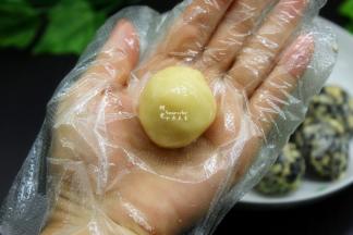 醒发好的面团按20克一个揉成团，这是月饼皮