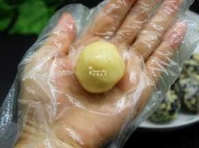 醒发好的面团按20克一个揉成团，这是月饼皮