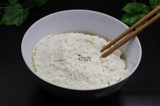 搅拌均匀之后用手揉成光滑，静放1小时，这叫醒发面。