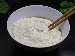 搅拌均匀之后用手揉成光滑，静放1小时，这叫醒发面。
