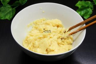 搅拌均匀之后用手揉成光滑，静放1小时，这叫醒发面。