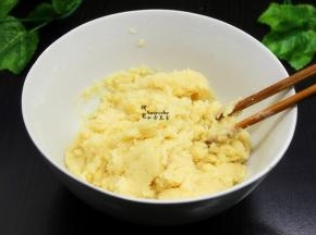 搅拌均匀之后用手揉成光滑，静放1小时，这叫醒发面。