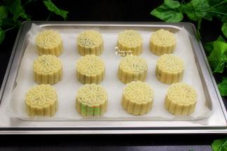 烤盘垫一层硅油纸，放入做好的月饼胚，定型之后喷一些，要用喷水瓶子，按压喷水雾，不能有水珠哦。