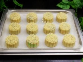 烤盘垫一层硅油纸，放入做好的月饼胚，定型之后喷一些，要用喷水瓶子，按压喷水雾，不能有水珠哦。
