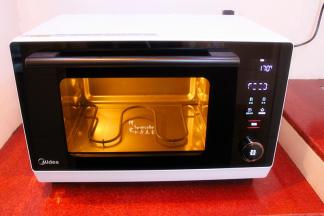 美的蒸烤箱S3-L251E，按“功能”键7次，选择预热功能，按“温度/时间”键，旋转旋钮调节预热温度为170度。按“开始/确定”，开始预热，大概2-3分钟，预热好有提示。