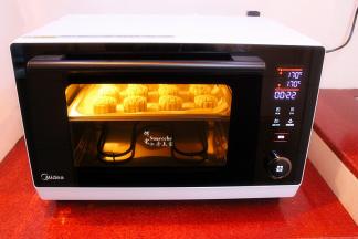 烤箱预热好，按“功能”键，选择上管+下管功能，直接旋转旋钮调节烹饪时间。按“温度/时间”键1次，调整上管的温度170度，按“温度/时间”键2次，调整下管的温度170度，按“温度/时间”键3次，调节烹饪时间22分钟。烤盘放入烤箱第二层，烤好后取出，放凉，密封保存，放2-3天回油之后更加好吃。