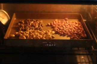 先准备五仁馅料，生的坚果仁放在烤盘里，在烤箱里175度烤15分钟左右烤熟，期间注意翻面，以防烤糊