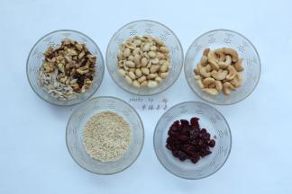 花生仁和核桃仁稍放凉后轻搓去除外皮，蔓越莓干提前凉开水泡软，泡开后沥干水份切碎备用，白芝麻如果是生的，需要提前炒熟