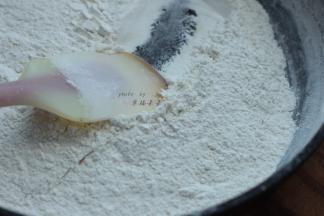 准备糕粉，馅料需要130g，另外印月饼的时候需要一点手粉防粘，所以可以多炒制50g左右，糕粉为一半低筋面粉和一半糯米粉混合炒制，在平底锅中小火翻炒至微微发黄即可