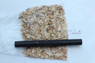 花生仁、核桃仁、腰果仁、瓜子仁放进保鲜袋