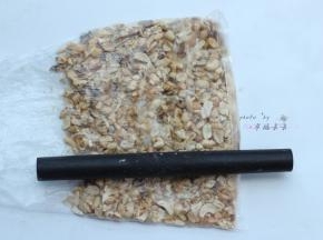 花生仁、核桃仁、腰果仁、瓜子仁放进保鲜袋