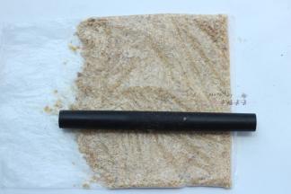 用擀面杖将坚果仁擀成碎粒