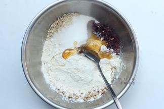 再依次加入糕粉、细砂糖、麦芽糖、凉开水和玉米油