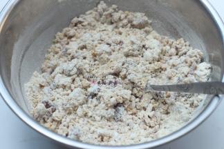 先用勺子稍微搅拌开