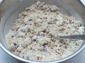 先用勺子稍微搅拌开