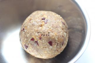 再戴上PVC防粘手套直接揉捏成团状（馅料能捏成团即可，不可过湿）