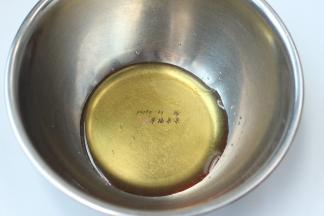 称取75g转化糖浆放入搅拌盆中