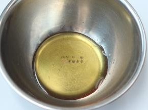 称取75g转化糖浆放入搅拌盆中