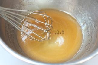 再加入玉米油，用手抽搅拌至乳化状态，呈细腻粘稠状