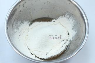过筛加入低筋面粉