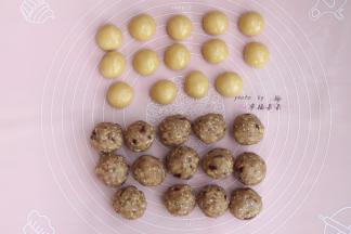 饼皮面团松弛后，将饼皮和馅料都平均分割成14份并搓圆，饼皮每份15g，馅料每份35g（我的模具为50g月饼模具，如果为其他规格的，则根据模具规格饼皮和馅料比例3：7来分割每份饼皮和馅料的重量）