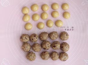 饼皮面团松弛后，将饼皮和馅料都平均分割成14份并搓圆，饼皮每份15g，馅料每份35g（我的模具为50g月饼模具，如果为其他规格的，则根据模具规格饼皮和馅料比例3：7来分割每份饼皮和馅料的重量）