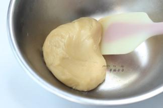 用橡皮刮刀拌匀，然后将做好的饼皮面团放入保鲜袋静置松弛1小时