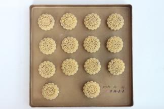 依次做好14个，摆入烤盘，此时175度上下火预热烤箱