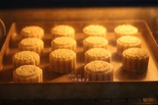 烤箱预热好之后，将烤盘送入烤箱中层烘烤，170～175度上下火先烤8分钟