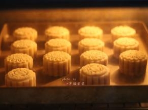 烤箱预热好之后，将烤盘送入烤箱中层烘烤，170～175度上下火先烤8分钟