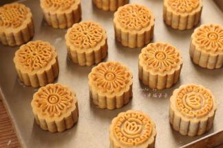 月饼烤好出炉，每个都很完美～