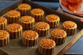 月饼常温密封放置一两天会回油，色泽更加漂亮，口感也更佳哦～