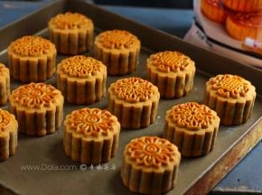 月饼常温密封放置一两天会回油，色泽更加漂亮，口感也更佳哦～