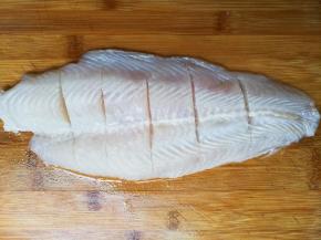 巴沙鱼解冻，表面划切数刀