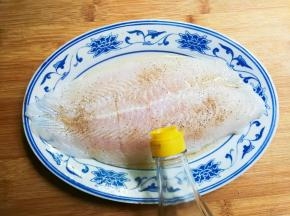 淋入半勺料酒