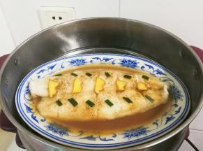 蒸锅水开放入巴沙鱼蒸八分钟焖三分钟