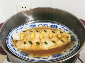 蒸锅水开放入巴沙鱼蒸八分钟焖三分钟