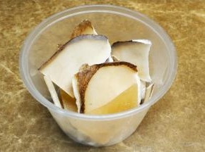 响螺片浸泡软后剪块备用