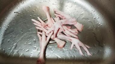 鸡脚洗净飞水备用