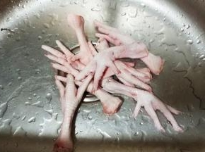 鸡脚洗净飞水备用