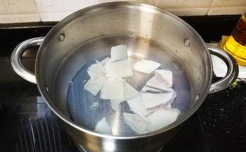 煲里放足量水，放入响螺片